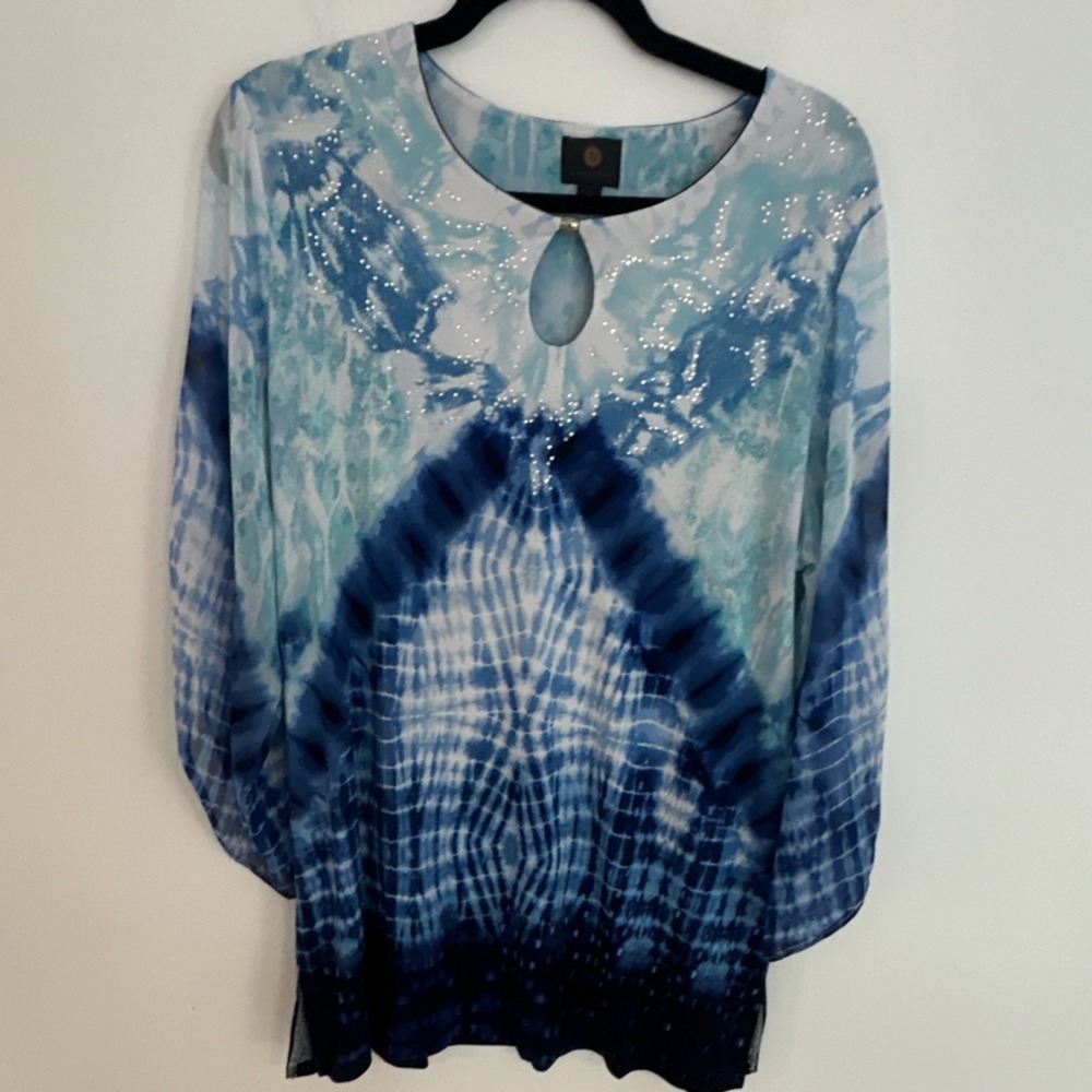 JM Collection Women's 1X Blue White Tie-Dye Rhinestone Keyhole Tunic‎ Blouse